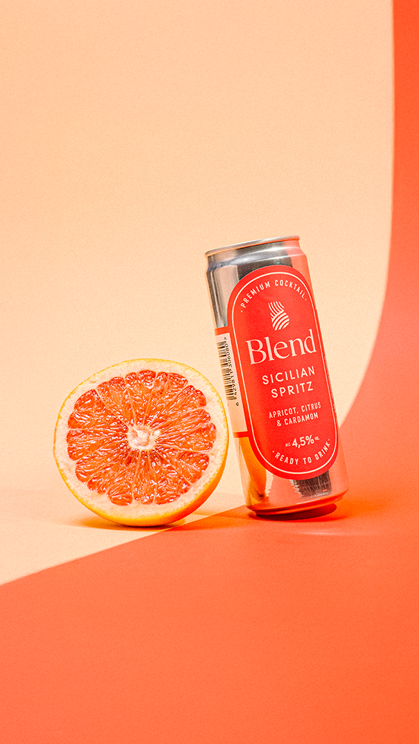 Blend Sicilian Spritz 4,5% 330ml tölkki nojaamassa verigreippiin