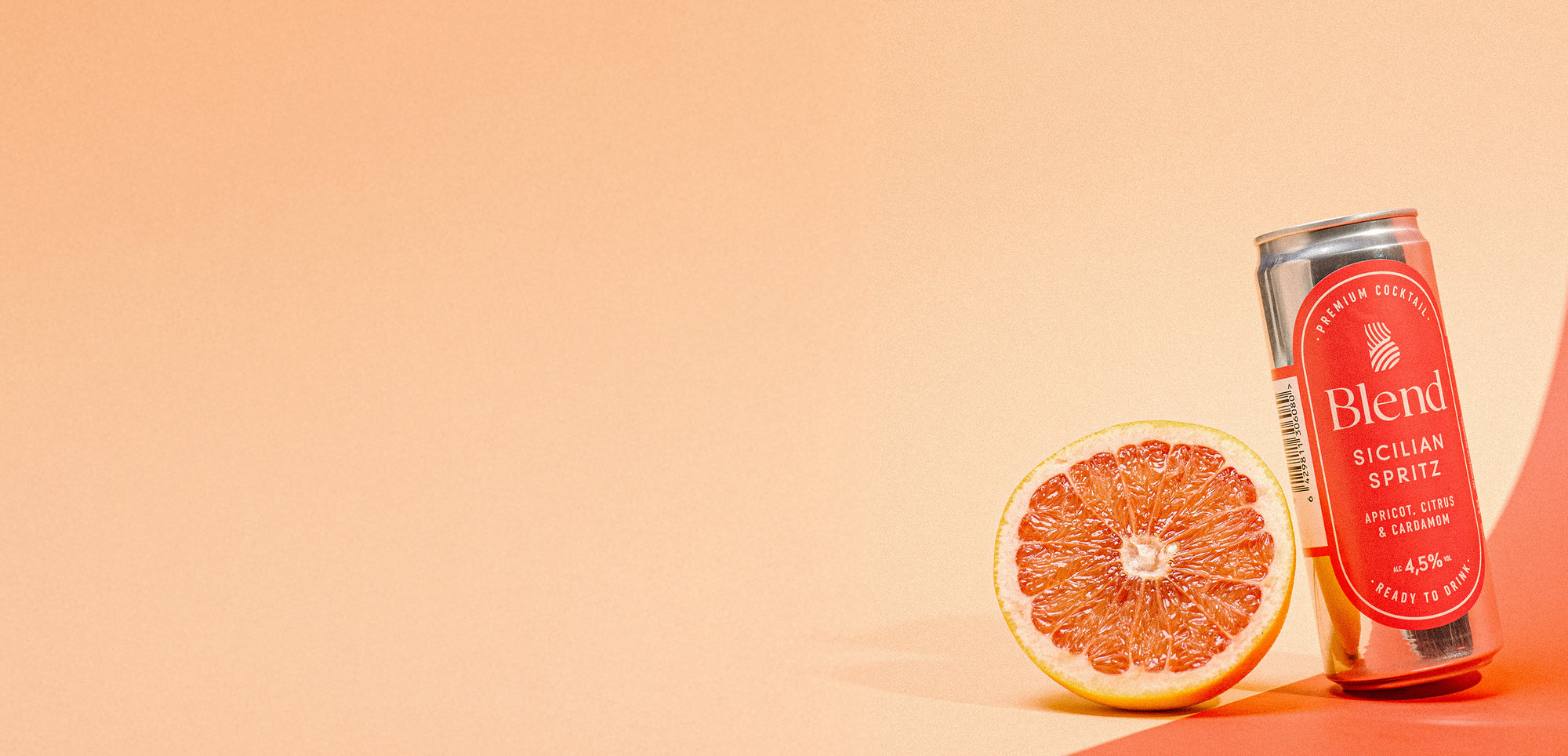 Blend Sicilian Spritz 4,5% 330ml tölkki nojaamassa verigreippiin
