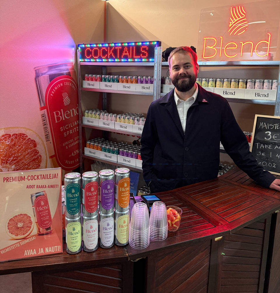 Risto Blend-baarin takana, takana cocktail- ja blend-kyltit. Edustalla baaritiski ja blend-tölkkejä