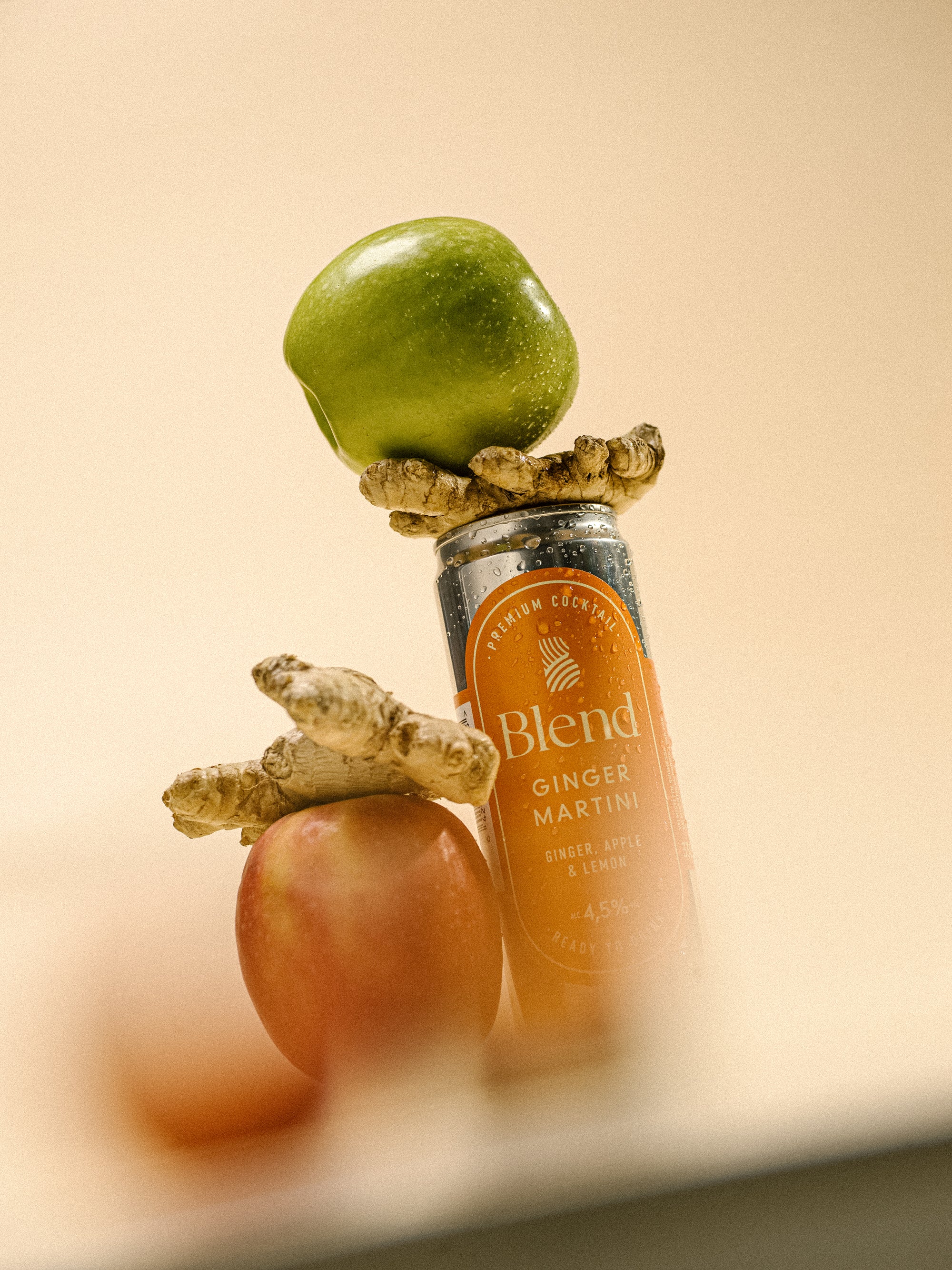 Blend Ginger Martini 4,5% tölkki ja omenoita sekä inkivääriä