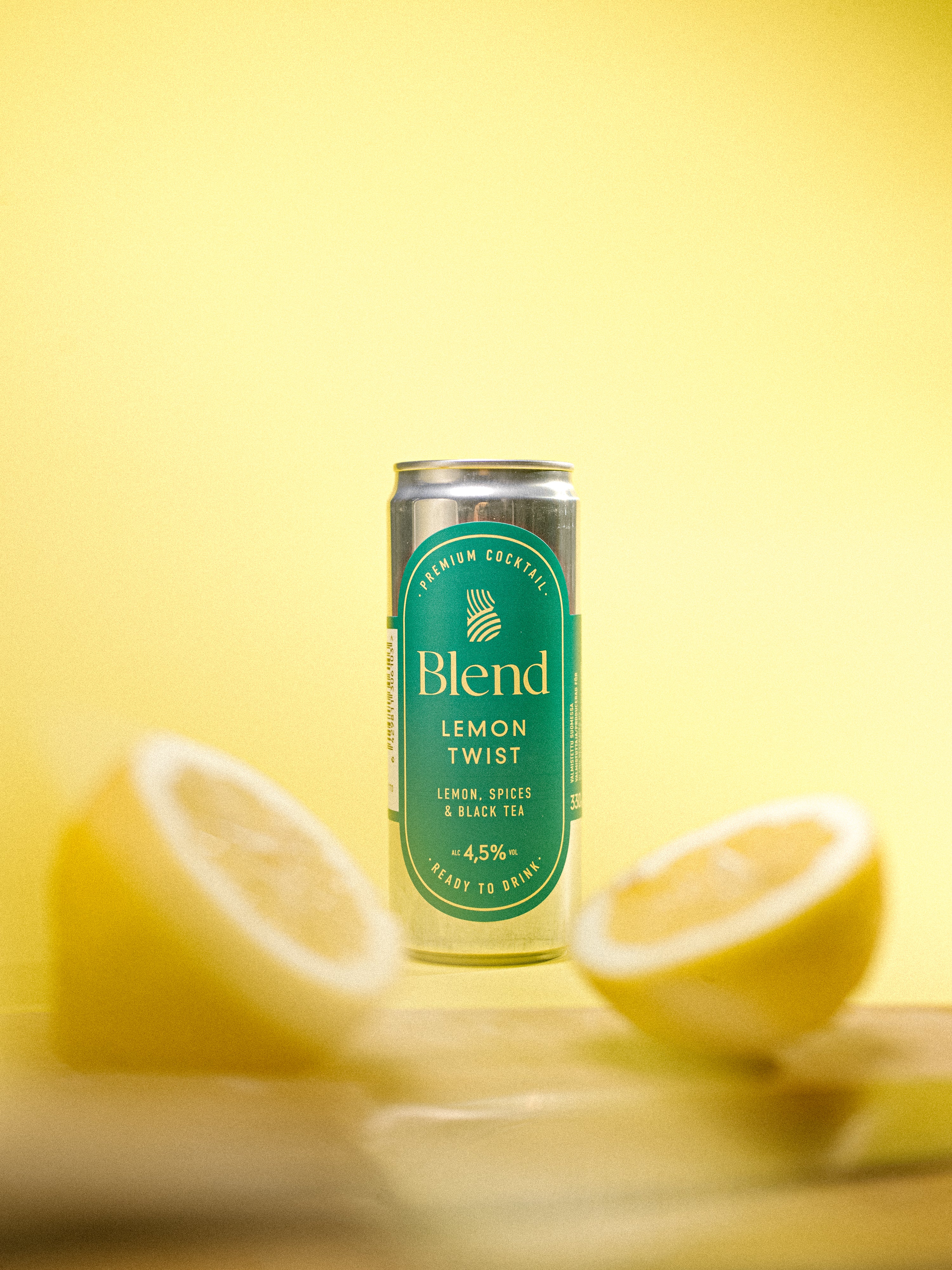 Blend Lemon Twist 4,5% tölkki ja puolitettu sitruuna